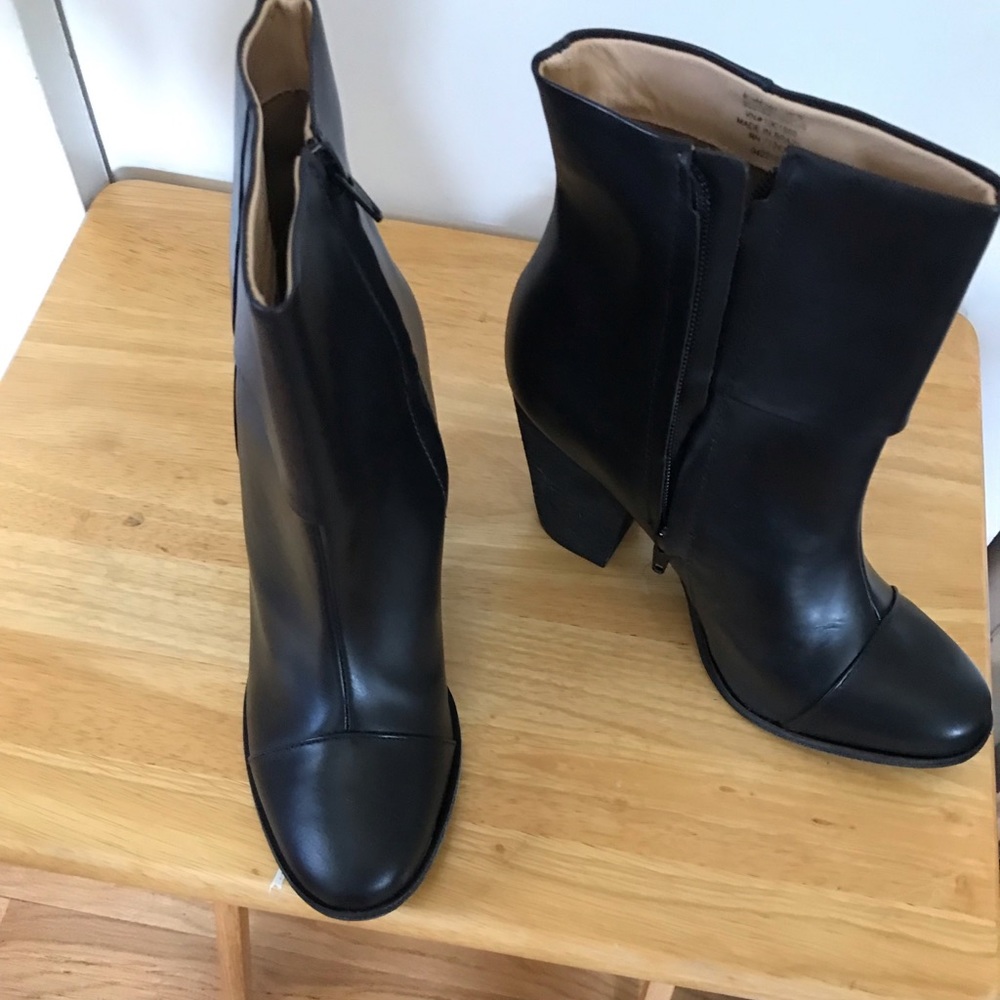 L.L bean black signature boots